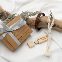 Confezione regalo da uomo con chiave usb incisa + bracciale in pelle personalizzabile + portachiavi in macramè 
