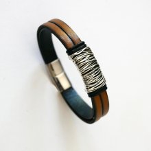 Bracciale in pelle marrone con rivestimento metallico intrecciato e chiusura magnetica