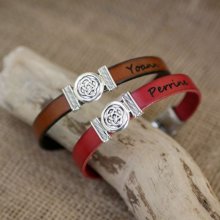 Bracciale in pelle decorato con nodo celtico, personalizzabile tramite incisione