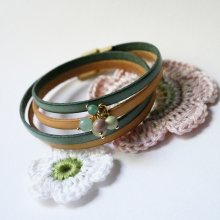 Bracciale doppio in pelle decorato con perle verdi e chiusura dorata
