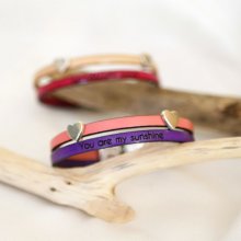 Bracciale in pelle in duo con passanti a forma di cuore, personalizzabile per donna 