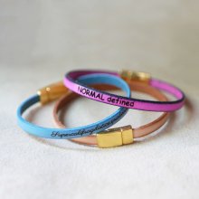 Bracciale in pelle pregiata con chiusura magnetica in oro, personalizzato tramite incisione 