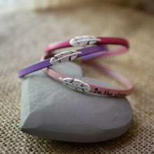 Bracciale in pelle con piume fini da personalizzare con l'incisione ragazza donna