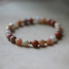 Bracciale con perle di pietra naturale avventurina rosa e bianca e perle dorate