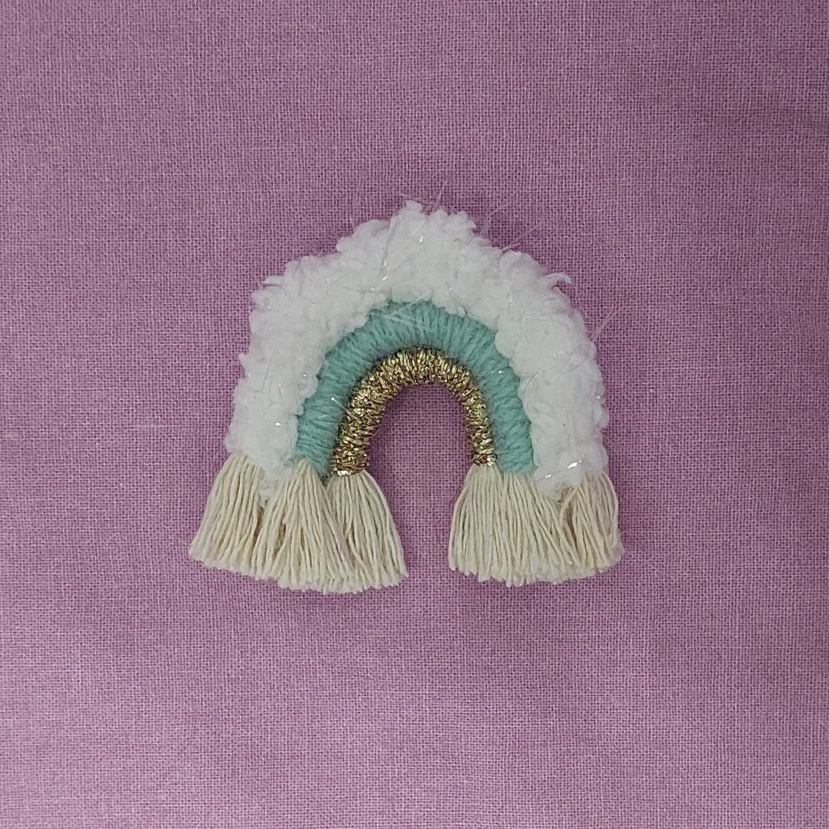Broche Macram&eacute; Arc-en-ciel