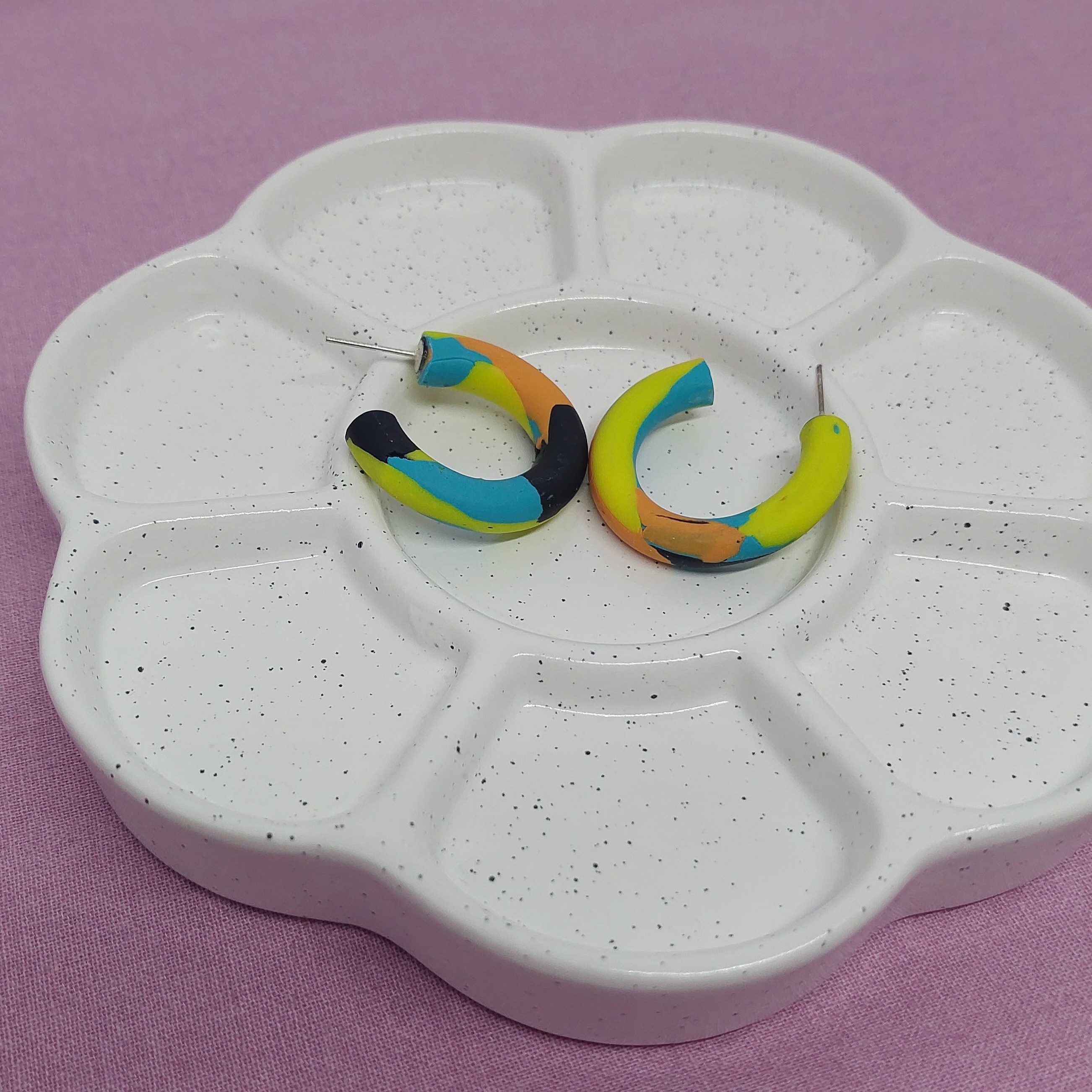 Cr&eacute;oles m&eacute;lang&eacute;es noir, jaune, bleu, et orange