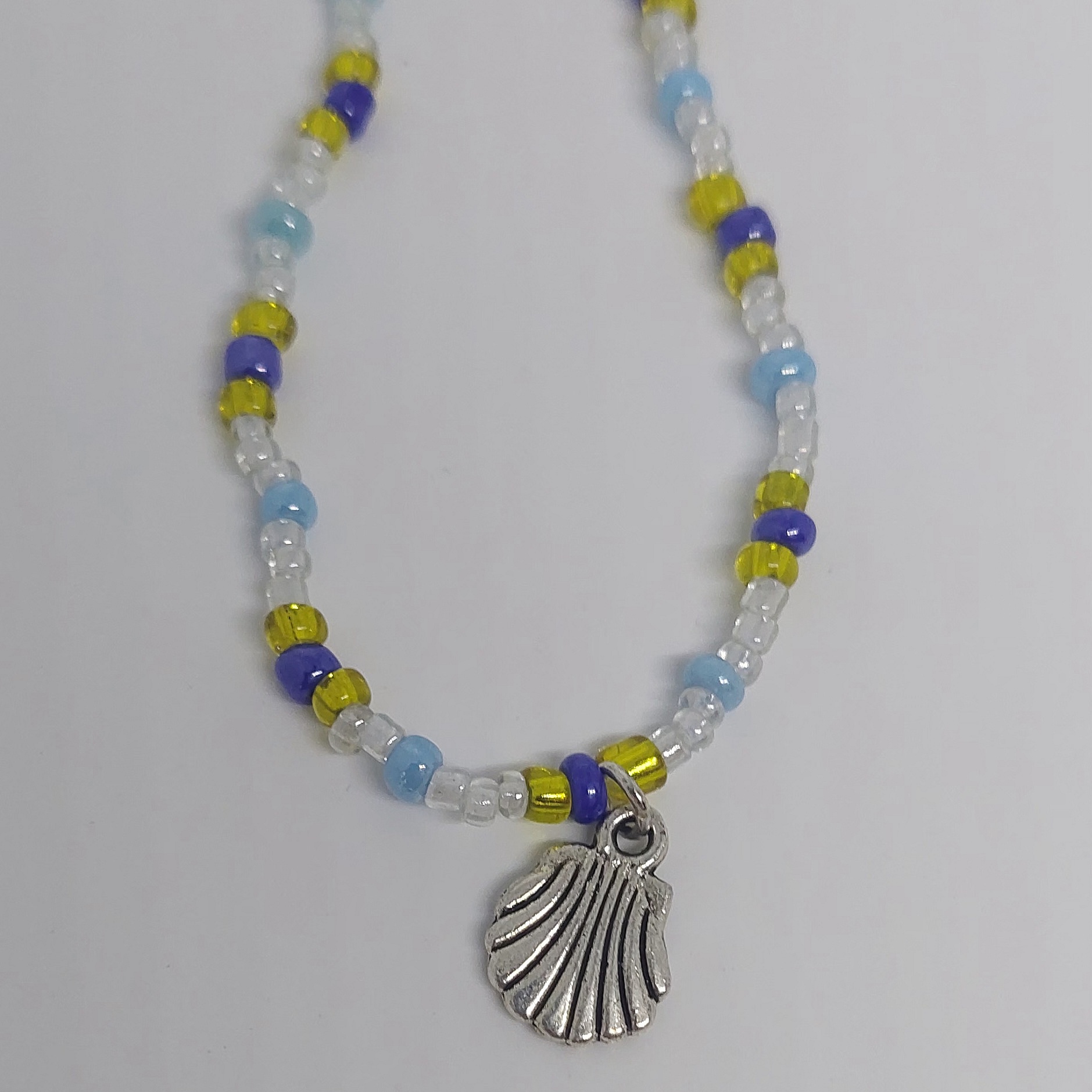 Ras du cou violet &agrave; breloque coquillage