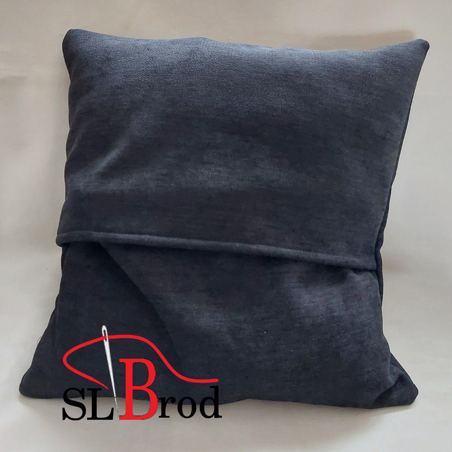 Housse de coussin noir brodée de sapins enneigés