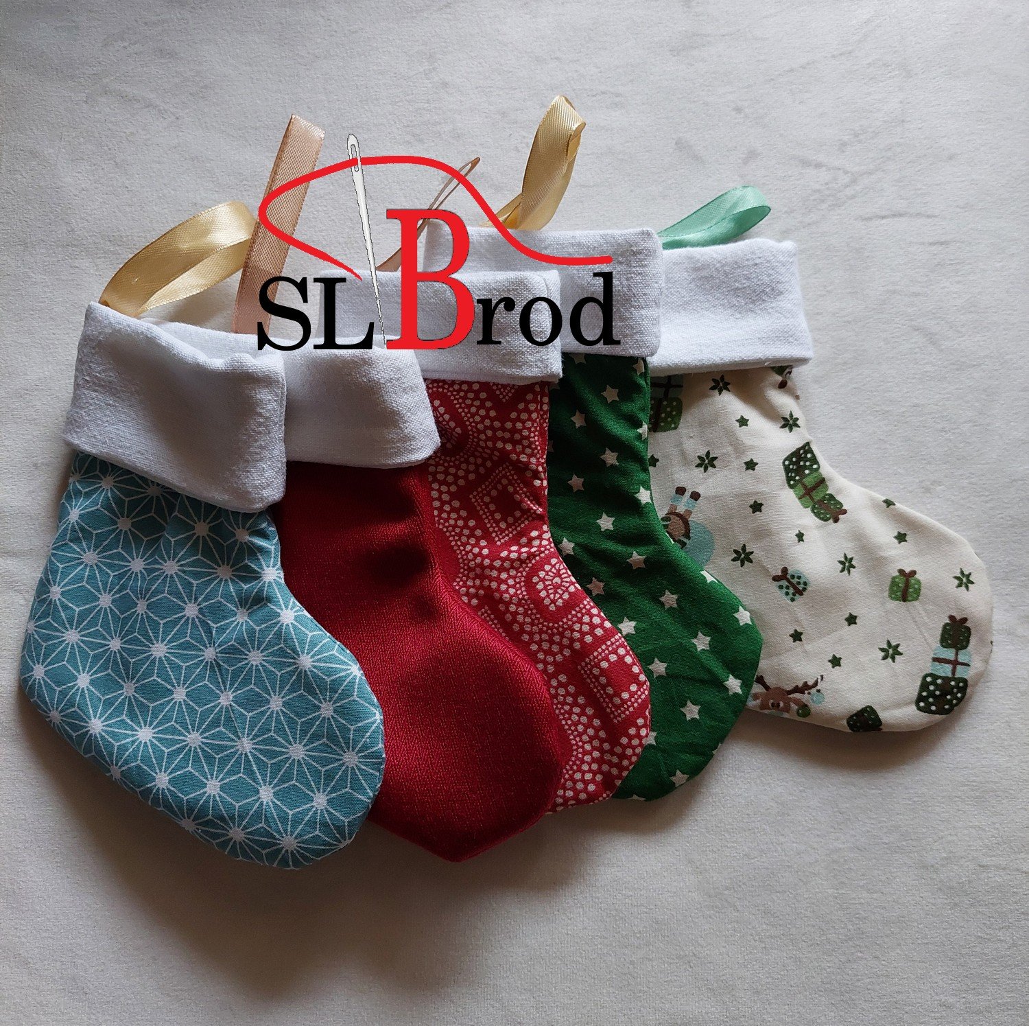 Petite chaussette de Noël au motif renne et cadeaux