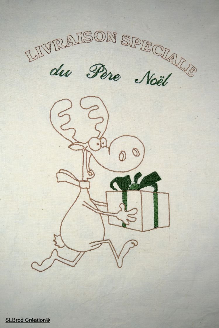 Coniglietto di Natale con regalo verde di grandi dimensioni