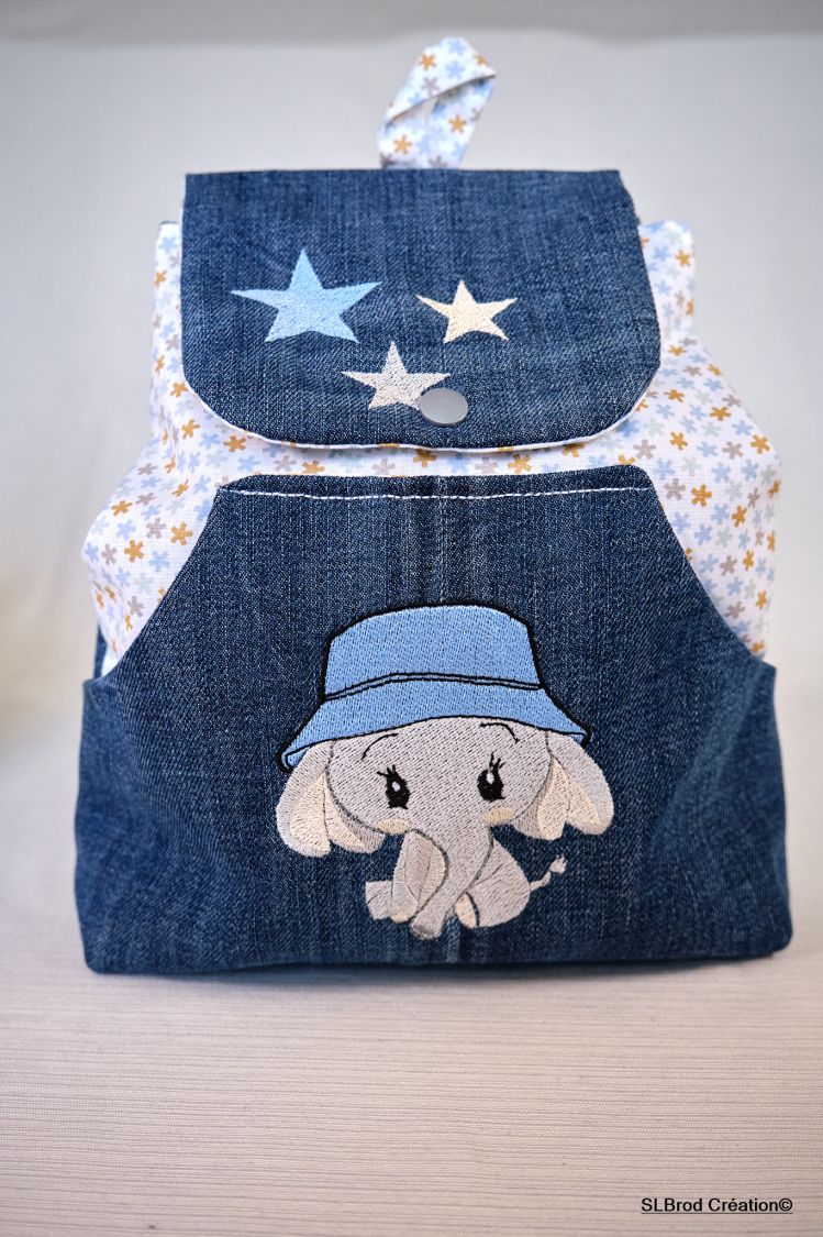 Zaino per bambini ricamato con cappello blu, personalizzabile