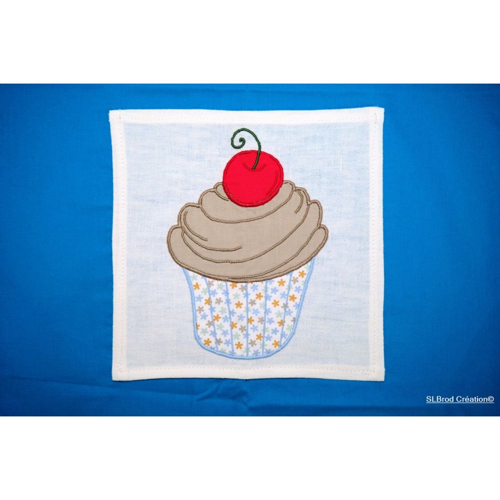 Grembiule ricamato per bambini cup cake