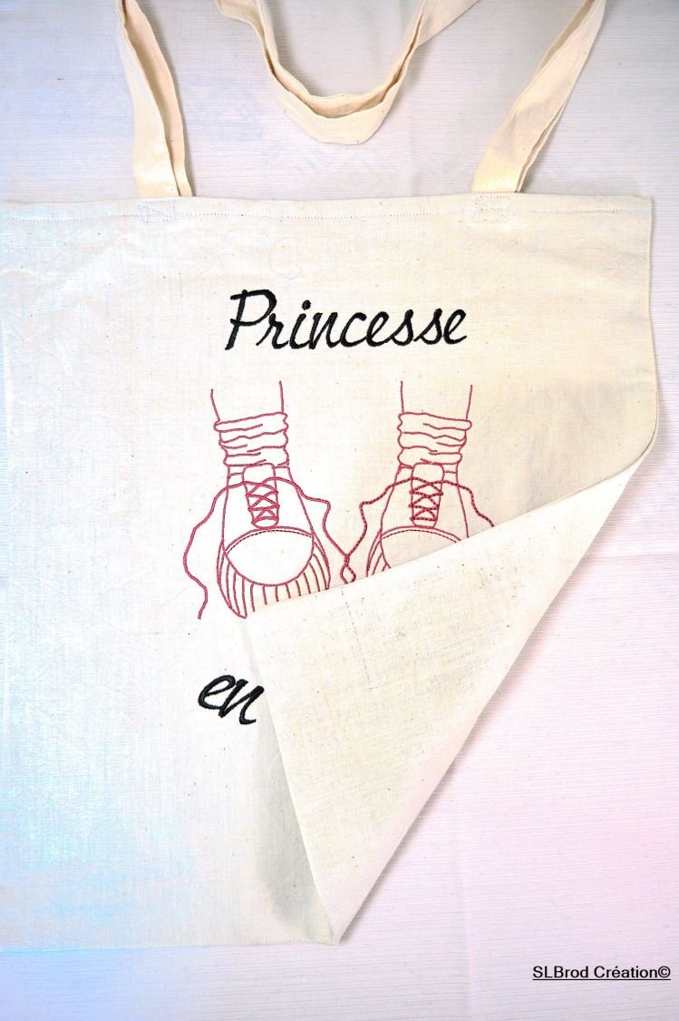 Tote Bag ricamata principessa con scarpe da ginnastica